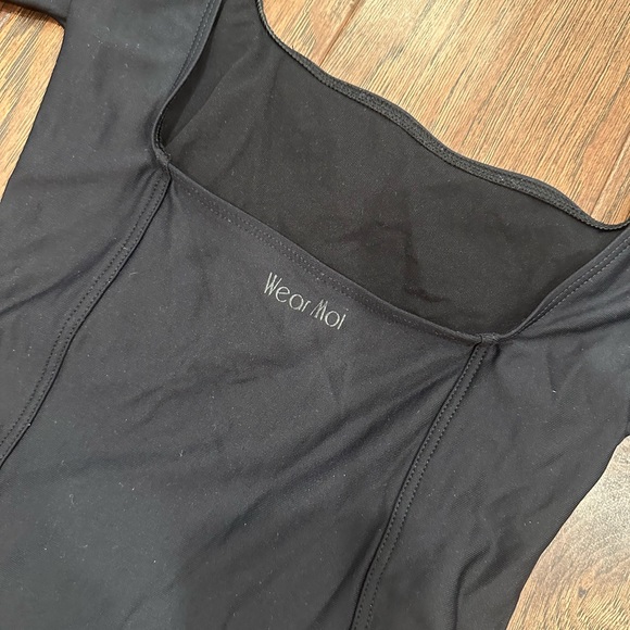WearMoi black leotard has cap sleeves in Size XS. - Picture 4 of 4